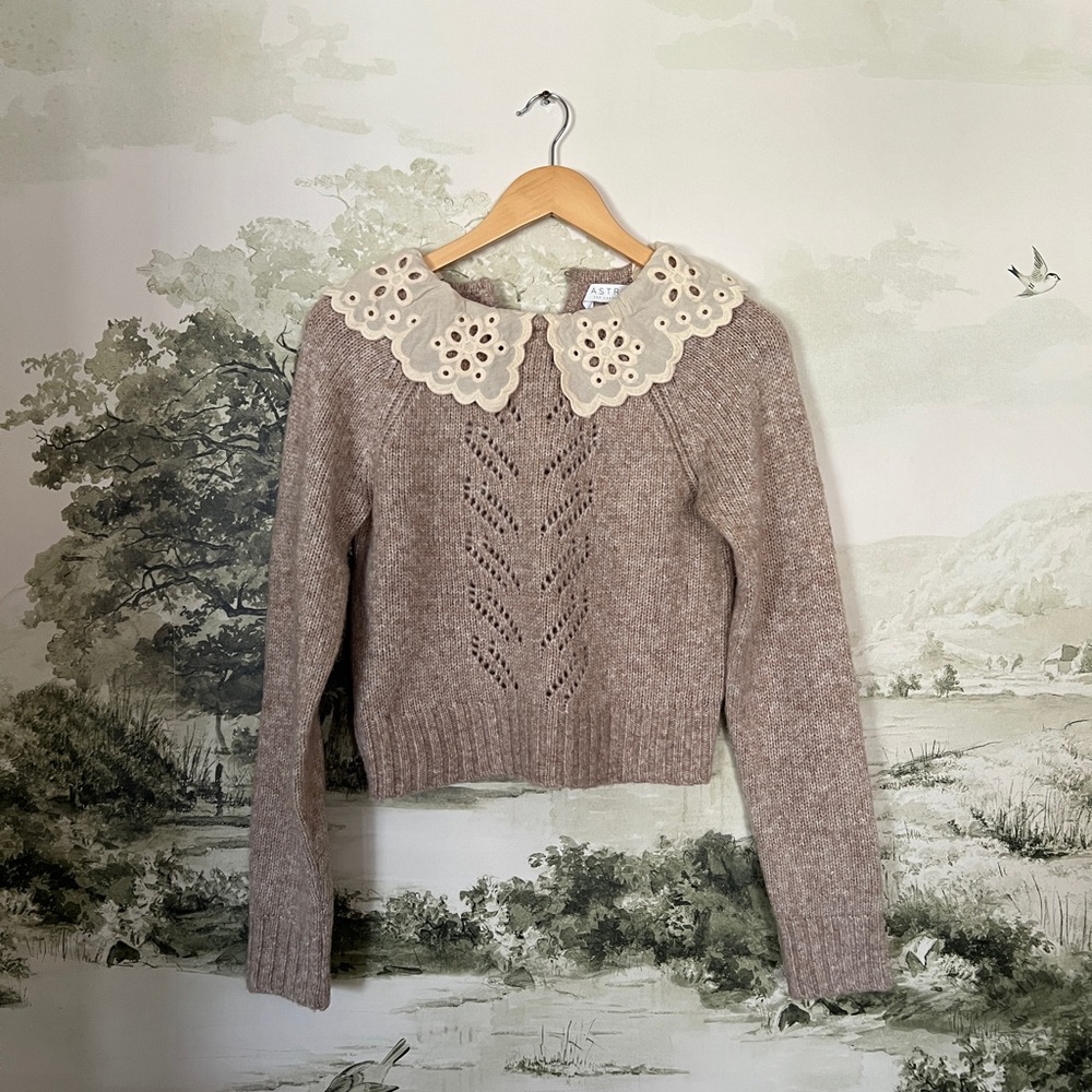 ASTR Oversized Collar Cropped Sweater